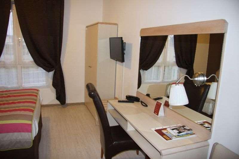 Brit Hotel Cherbourg Room photo