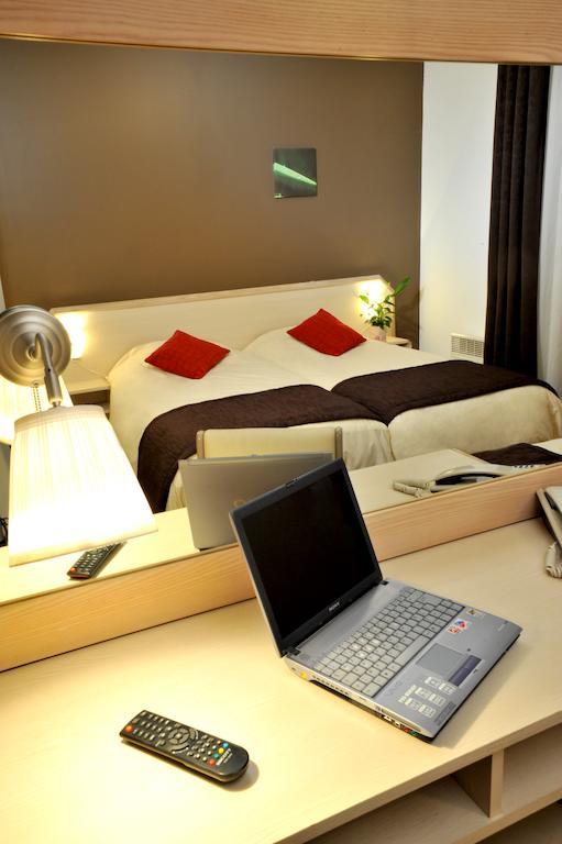 Brit Hotel Cherbourg Room photo