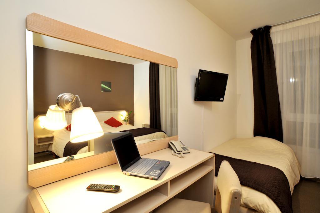 Brit Hotel Cherbourg Room photo
